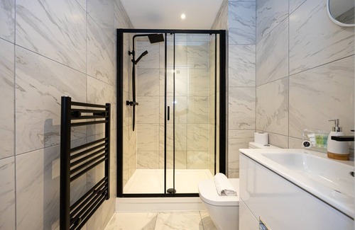 Offerton Apartment | GuestReady - Chic Comfort in Stockport