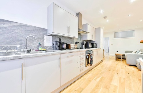 Southfield Apartment | GuestReady - Contemporary home in Chiswick