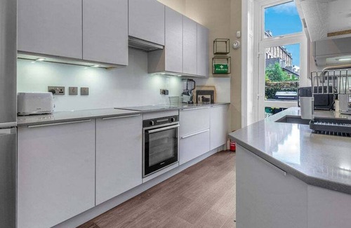 Bonnington Apartment | GuestReady - Designer Elegance in City's Heart