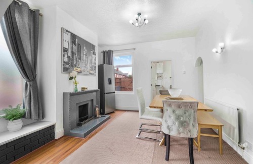 Levenshulme House | GuestReady Essential - Cosy in Vibrant Levenshulme