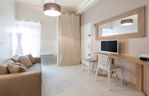 Victor Bach - Saint Louis Apartment | GuestReady Essential - Compact Studio near Metro