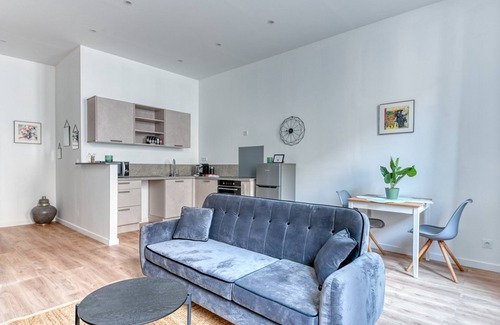 Republique - Tolstoi Apartment | GuestReady - Grey velvet in Villeurbanne