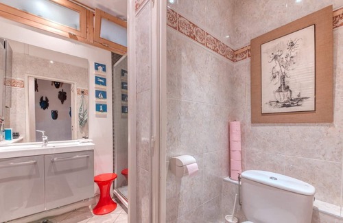 Griffon - Royale Apartment | GuestReady - Lyon Literary Retreat amidst Antiques