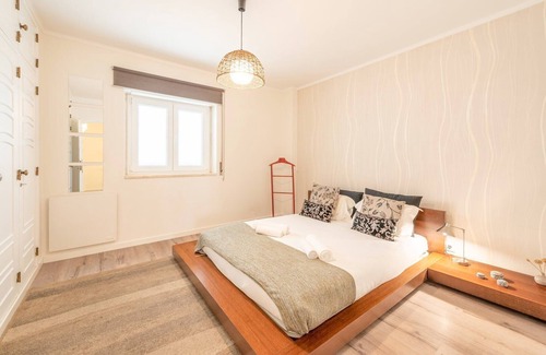 Lombos Apartment | GuestReady - Minimalist Downtown Apt with Terrace