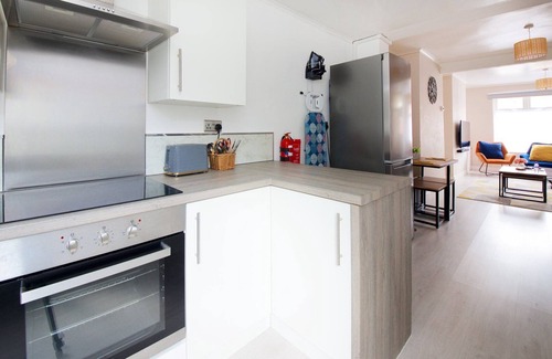 Liverpool Apartment | GuestReady - Modern 2BR Home by Anfield Stadium