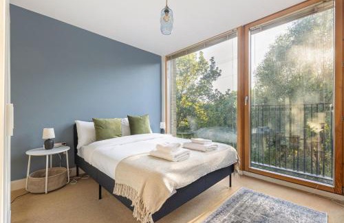 Merton Apartment | GuestReady – Peaceful stay with scenic green views