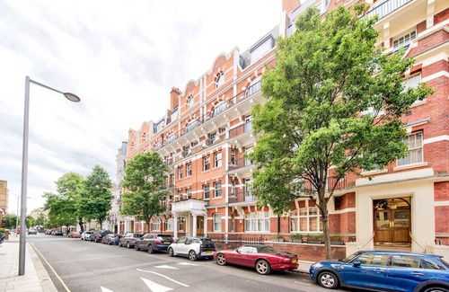 South Kensington Apartment | GuestReady - Rosey Delight in South Kensington