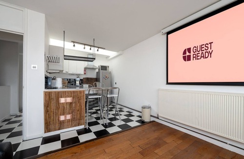 Bishop's Apartment | GuestReady - Stylish Skyline views, Central London