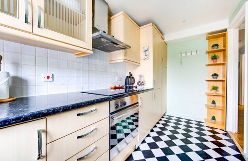 Redcliffe Apartment | GuestReady - Tree top views near Chelsea