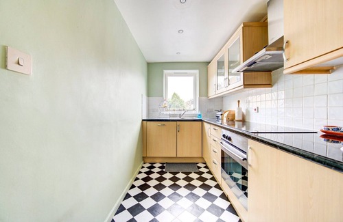 Redcliffe Apartment | GuestReady - Tree top views near Chelsea