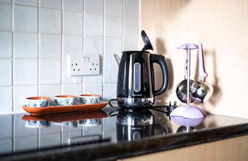 Redcliffe Apartment | GuestReady - Tree top views near Chelsea