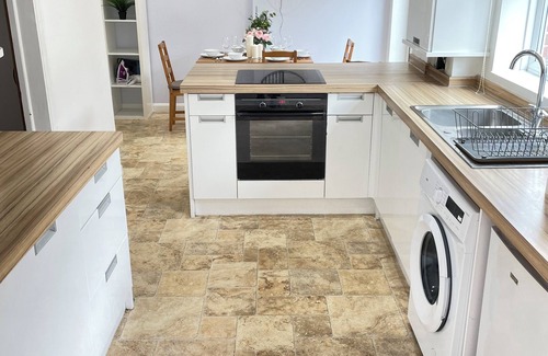 Netley House | Guests house with garden and 2x car park