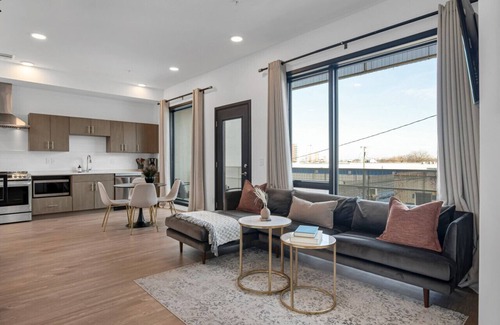 Edgehill Condo | GULCH Located with 4 Beds - Pool, Private Patio & Secure Parking
