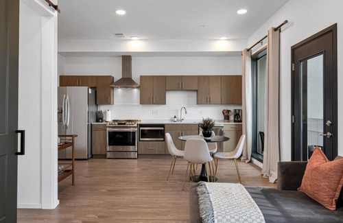 Edgehill Condo | GULCH Located with 4 Beds - Pool, Private Patio & Secure Parking