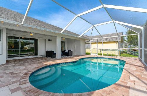 Fort Myers House | Gulf Access, Pool, Ping Pong & pool table, boat dock, sleeps 8-Cape Coral Seashells