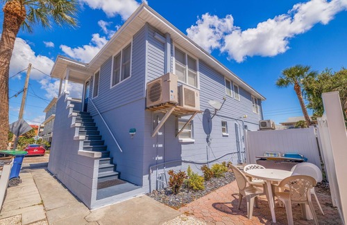 Indian Rocks Beach Apartment | Gulf Breeze Inn - Total relaxation! DISCOUNT! 5 nights or more 5% off!
