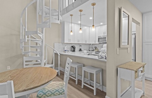 Sanibel Condo | Gulf-Front Bliss Awaits: Remodeled Villa Sanibel Condo Steps from the Beach