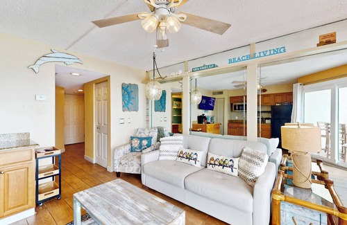 Belleair Beach Condo | Gulf-front condo with pool, beach access, balcony & central AC - dog-friendly