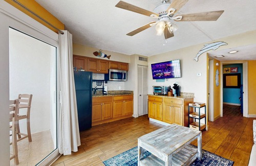 Belleair Beach Condo | Gulf-front condo with pool, beach access, balcony & central AC - dog-friendly