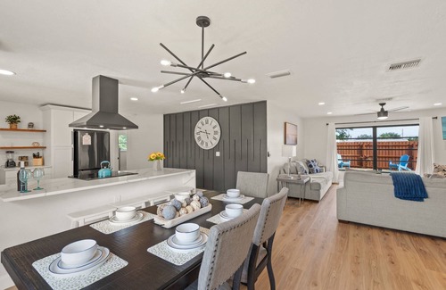 Gulf Gate Estates House | Gulf Gate Poolside Retreat | Heated Pool | Space for the entire Family + Dog | Short drive to Siesta