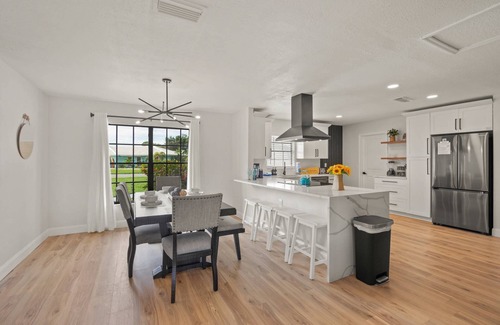 Gulf Gate Estates House | Gulf Gate Poolside Retreat | Heated Pool | Space for the entire Family + Dog | Short drive to Siesta
