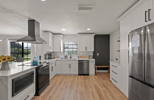 Gulf Gate Estates House | Gulf Gate Poolside Retreat | Heated Pool | Space for the entire Family + Dog | Short drive to Siesta