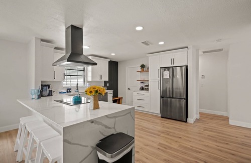 Gulf Gate Estates House | Gulf Gate Poolside Retreat | Heated Pool | Space for the entire Family + Dog | Short drive to Siesta