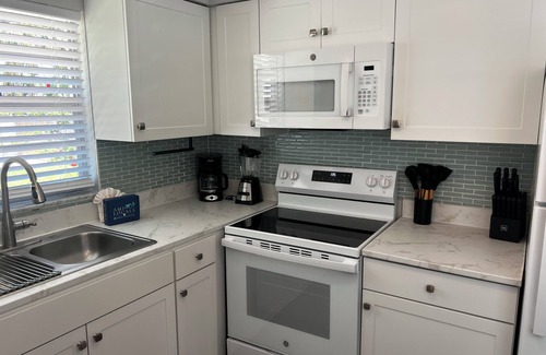 Holmes Beach House | Gulf Haven 5-minute walk to the gulf!