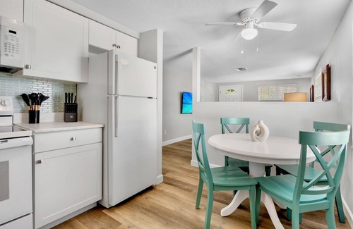 Holmes Beach House | Gulf Haven West! 5- minute walk to the Gulf!