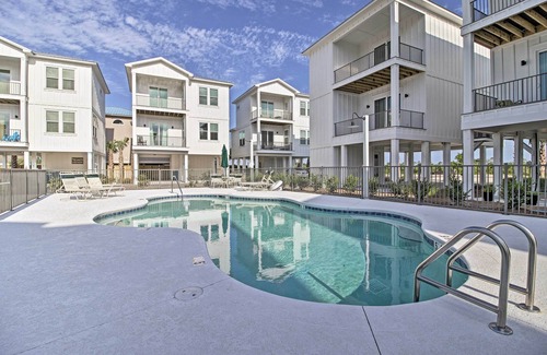 Gulf Shores Cottage | Gulf Shores Home w/Shared Pool, 2 Blocks to Beach