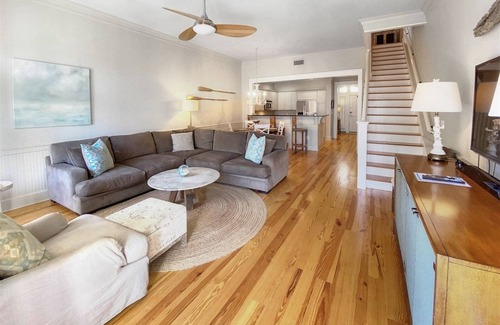 Beach District Condo | Gulf Side Condo Steps from Beach-2 bikes-Community Pool/Heated Seasonally `The Great Escape`