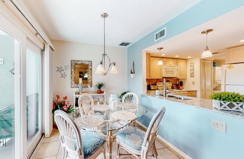 Bradenton Beach Condo | Gulf-view condo with pool, grill access, balcony, washer/dryer & central AC