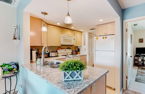 Bradenton Beach Condo | Gulf-view condo with pool, grill access, balcony, washer/dryer & central AC