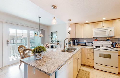 Bradenton Beach Condo | Gulf-view condo with pool, grill access, balcony, washer/dryer & central AC