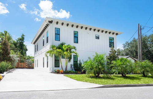 Central Sarasota Apartment | Gulfside Chic Sarasota Suite - Beach Nearby