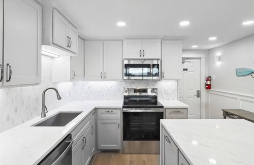 Corpus Christi Condo | Gulfstream Condos Unit 504 | Pool, Hot Tub & BBQ Areas | Private Balcony