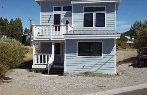 June Lake House | Gull Lake Baby House- 5 minutes walking distance to Gull Lake Marina and Park, newly remodeled
