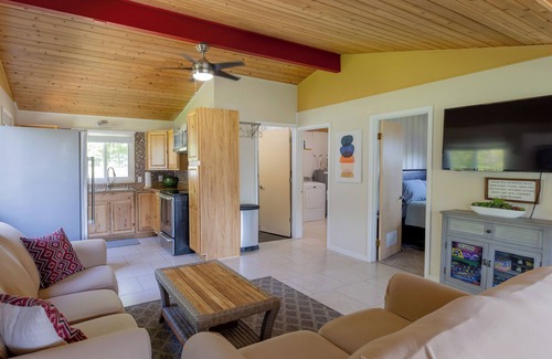 Englands Point Cottage | Gun Lake Cottage - Bonfire, AC, Full Kitchen, Gazebo! Dock your boat or rent one