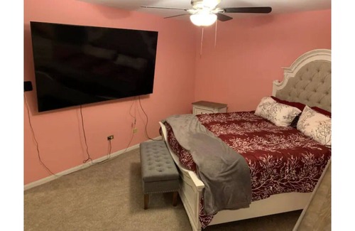 Gurnee House | Gurnee Cozy Single Family Home