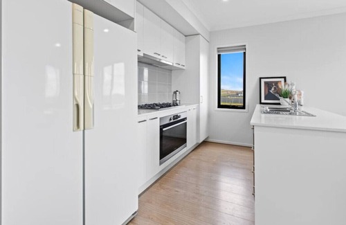 Mount Cottrell House | Guru’s Castle - Pet-Friendly Spacious 3 BR Home