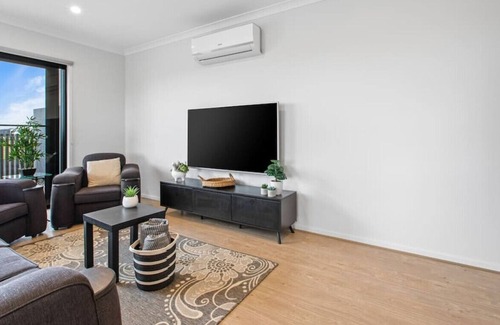 Mount Cottrell House | Guru’s Castle - Pet-Friendly Spacious 3 BR Home
