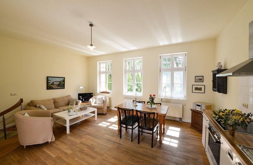 Grubnow Apartment | Gutshaus Grubnow Ferienwohnung 2 am Wasser Sauna und WLAN incl.