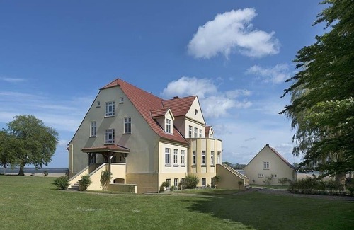 Grubnow Apartment | Gutshaus Grubnow Ferienwohnung 4 mit Hund am Wasser Sauna und WLAN incl.