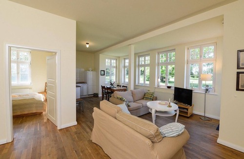 Grubnow Apartment | Gutshaus Grubnow Ferienwohnung 4 mit Hund am Wasser Sauna und WLAN incl.