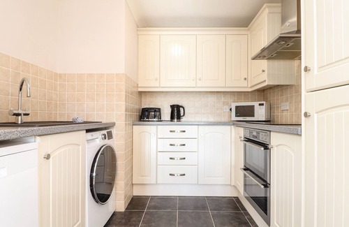 Truro Cottage | GWEAL, family friendly, with a garden in Shortlanesend