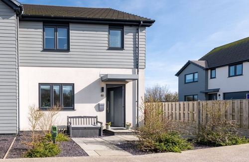 Llanfaelog House | Gwel y Mynydd : Modern 3‑Bed Home with Enclosed Garden in Llanfaelog | Managed by Anglesey Holiday L