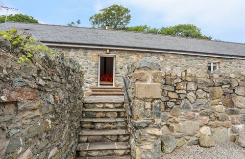 Newborough Cottage | GWEL Y RHOS, pet friendly, with open fire in Newborough