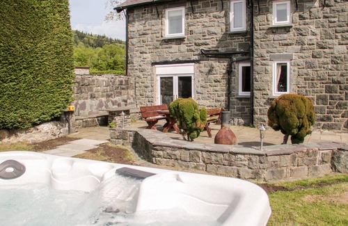 Henryd Cottage | GWERN BORTER MANOR, pet friendly, character holiday cottage in Conwy