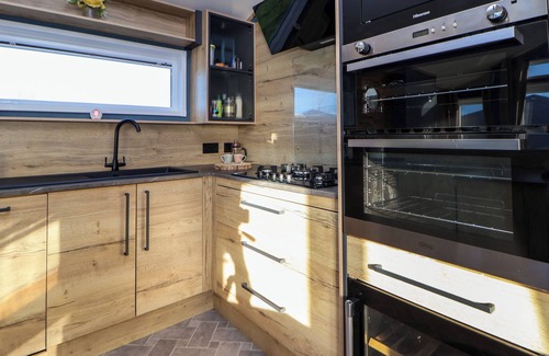 Towyn Cottage | GWRYCH VIEW, with pool in Towyn