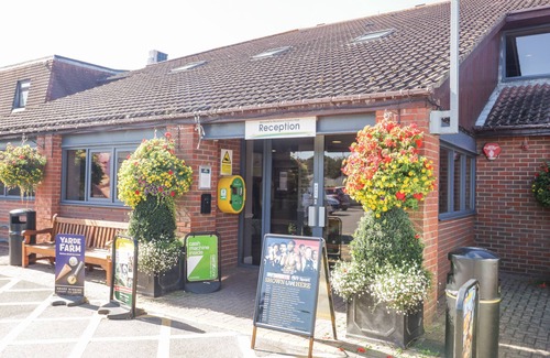 New Forest District Cottage | GWYDN LODGE, family friendly, with pool in Downton, Hampshire